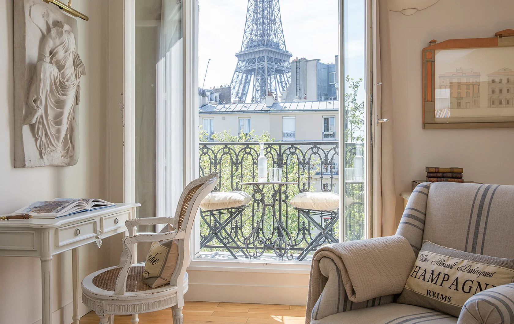 paris-perfect-cabernet-eiffel-tower-view